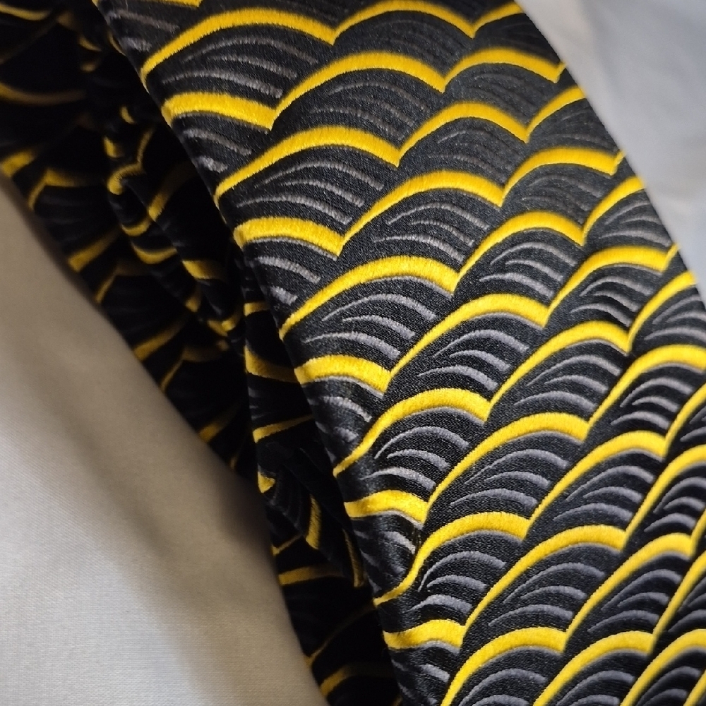 DeSantis Collection 100% Silk Gold and Black Mens Geometric Neck Tie - Picture 9 of 10